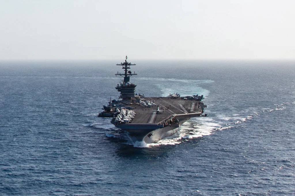 „Moralul este scăzut”: marinarii de pe USS Abraham Lincoln, ținuți luni întregi pe mare, acuză penurie de alimente și produse de igienă, iar un militar s-ar fi aruncat peste bord - VIDEO