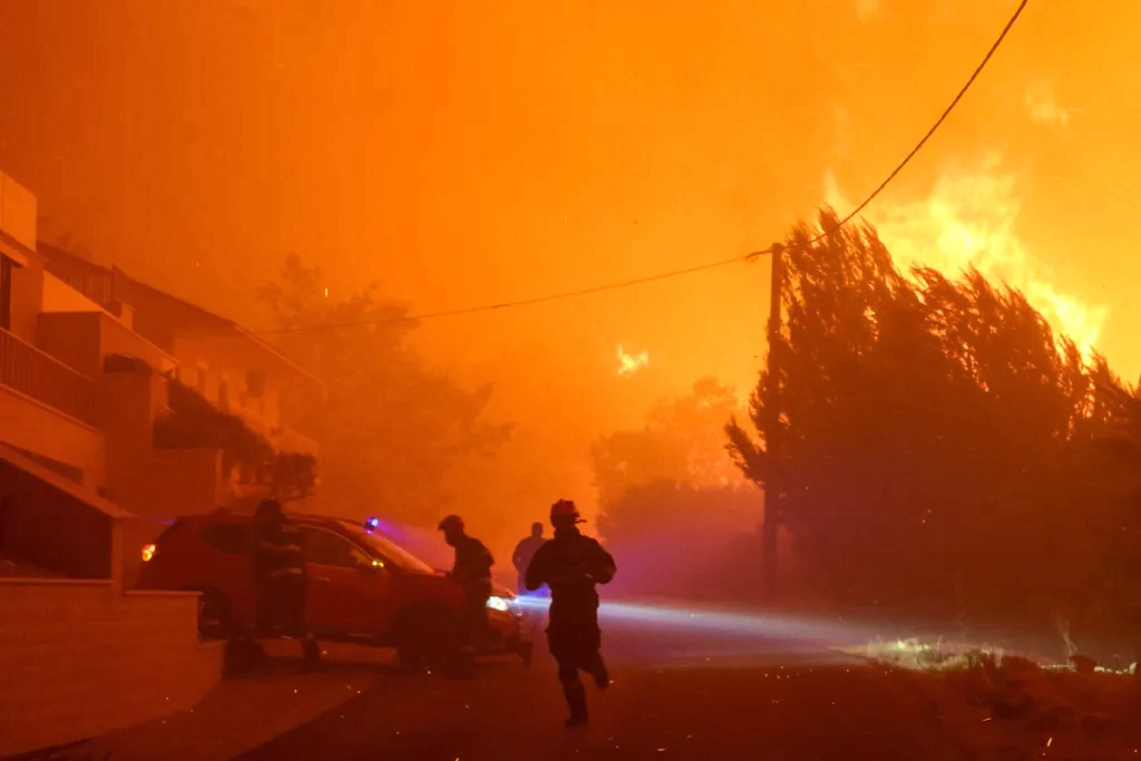 Incendii devastatoare în Europa: Un pompier român și-a evacuat familia și a ajutat turiștii în infernul din Croația – VIDEO