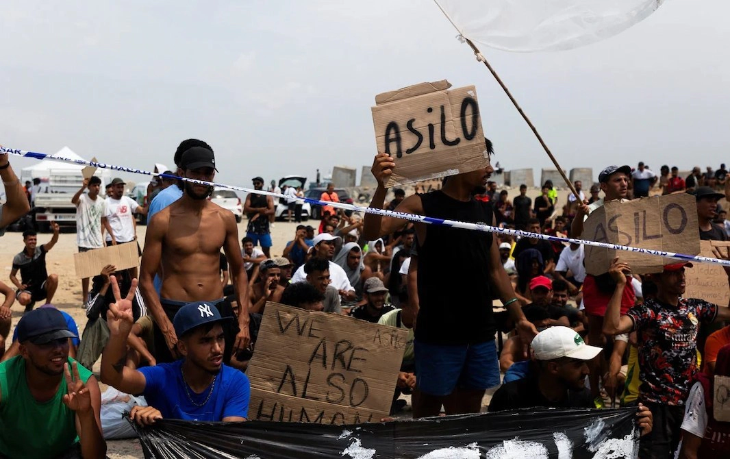 Sute de migranți rămași în Ceuta protestează: cer Spaniei azil și să nu-i trimită înapoi în Maroc „Și noi suntem oameni”