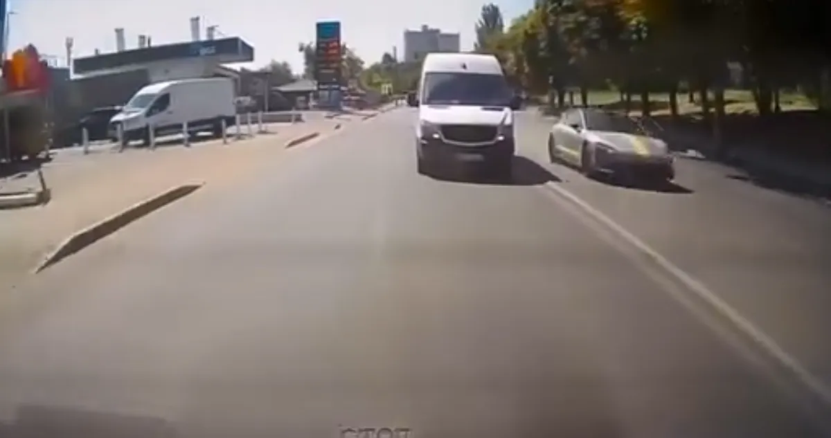 Un șofer - surprins cu viteză excesivă pe o stradă din Chișinău: a ieșit la depășire și a pus în pericol participanții la trafic. INSP s-a autosesizat- VIDEO