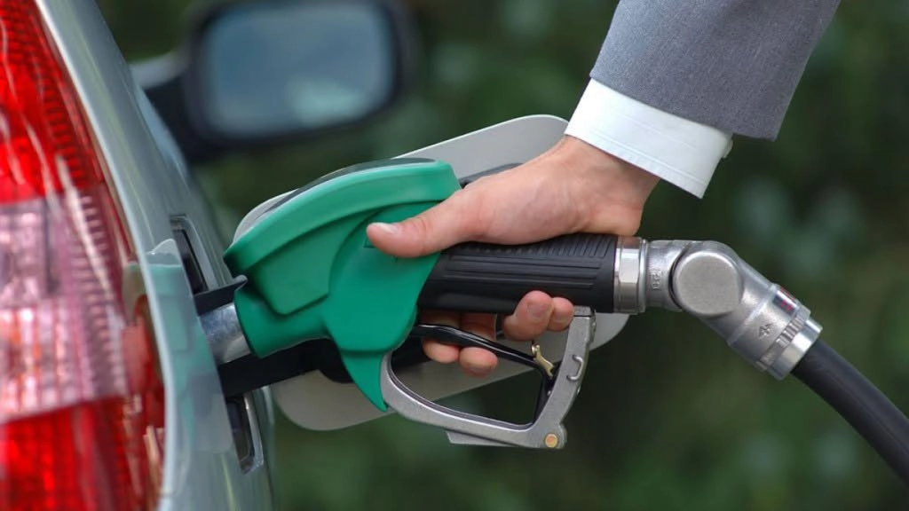 Carburanți lipsă la zeci de benzinării din Republica Moldova, deși Ministerul Energiei spune că stocurile sunt suficiente. Datele ANRE