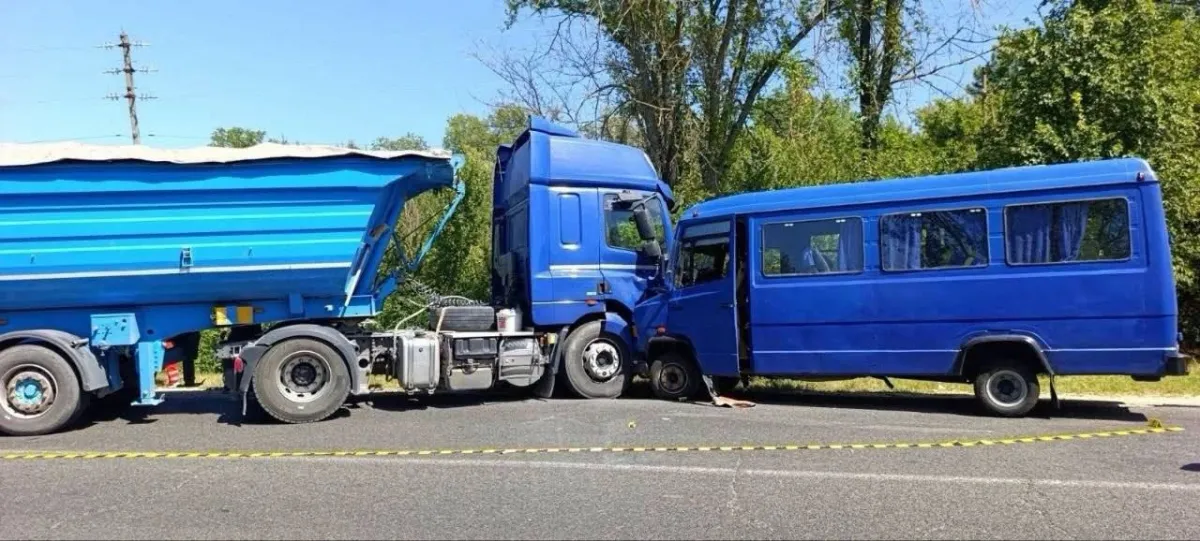 Accident grav la Ungheni. Un camion ar fi intrat pe contrasens și s-ar fi izbit frontal de un microbuz: 15 pasageri, transportați la spital