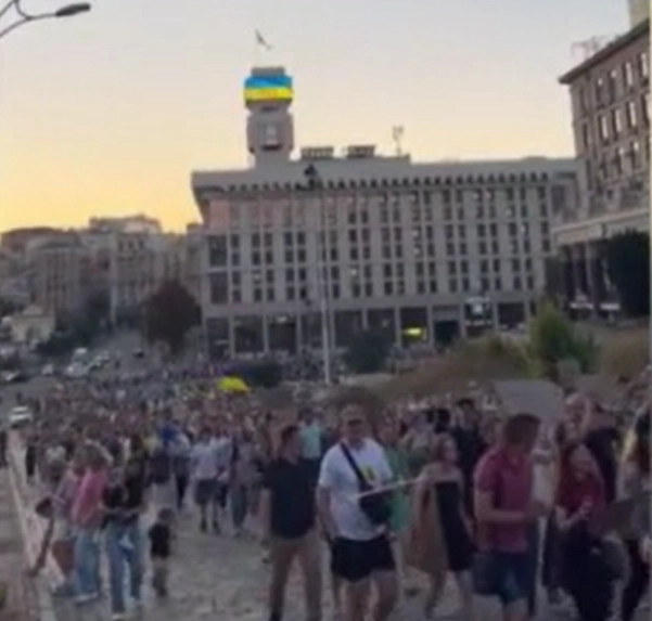 Noi proteste la Kiev în sprijinul fostului ministru al Apărării, Mihail Fedorov, la mai bine de o lună după demiterea sa. Sute de oameni au ieșit în stradă și cer revenirea lui în funcție - VIDEO