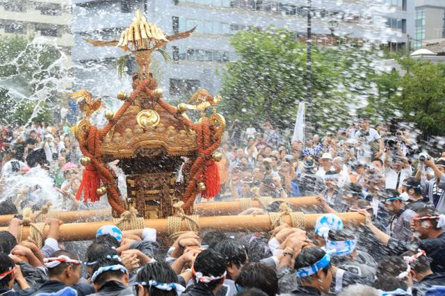 Spectacol pe străzile din Tokyo: 25 de mii de oameni au purtat 54 de altare pe un traseu de 8 kilometri
