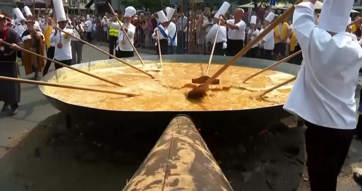 Record culinar în Belgia: O omletă uriașă a fost pregătită din 7.200 de ouă în cadrul unui festival tradițional