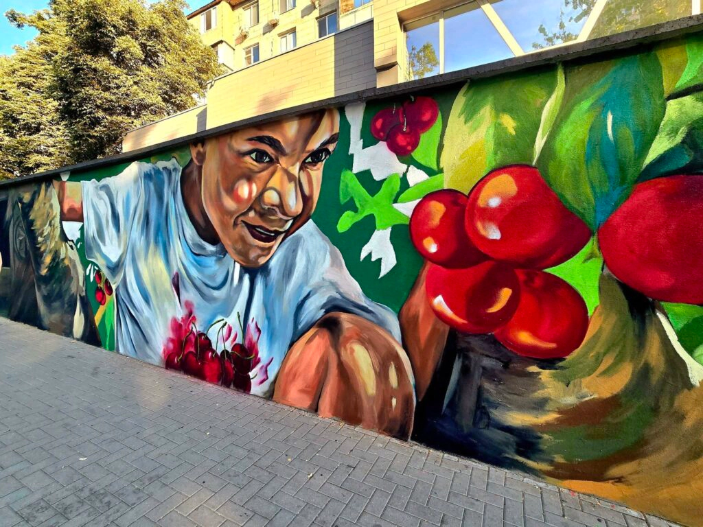 Lumea copilăriei lui Ion Creangă, transpusă într-un mural de 120 de metri, pe strada care îi poartă numele din sectorul Buiucani: „Personajele și poveștile au prins viață” - GALERIE FOTO