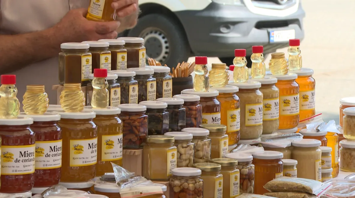 Târg dulce în centrul Chișinăului: Apicultori din toată țara și-au umplut tarabele cu miere pentru a-i îndulci pe vizitatori. Unul dintre cele mai apreciate produse s-a scumpit în acest an - VIDEO