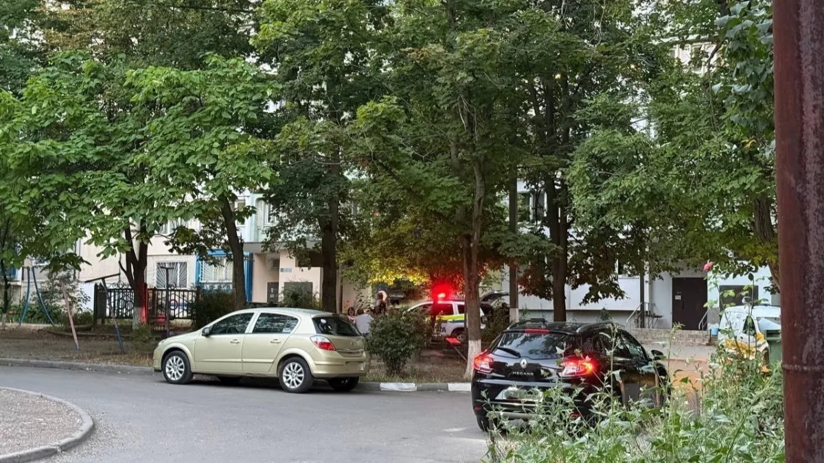 Un copil de 3 ani a căzut de la etajul doi al unui bloc din Bălți: se află în stare gravă la spital