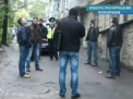 Furau placute de la masini, apoi cereau bani de la proprietari pentru a le restitui. Ce risca 3 moldoveni