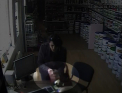 Reusesti sa observi cum ascunde banii? Numarul de magie al unei femei intr-un magazin din capitala. VIDEO