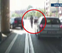 Un gest de omenie, facut de un tanar din Iasi, a ajuns viral. Ce a facut cand a observat cat de greu se deplasa o batrana