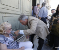 Un om de afaceri din Australia vine in Grecia sa ajute un batran, pe care l-a vazut plangand. Cine este de fapt pensionarul - FOTO