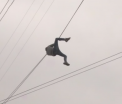 Un rus a treversat, agatat de cablurile de telefon, o cunoscuta strada din Sankt Petersburg. VIDEO