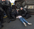 Scene greu de privit. Zeci de politisti ridica o masina, rasturnata peste o adolescenta. FOTO si VIDEO