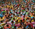 Cea mai aglomerata piscina din lume: cum se inghesuie 8000 de chinezi sa prinda un "petic" de apa, intr-o zi caniculara - FOTO
