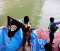 Prizonieri ai Statului Islamic executati de un copil de 10 ani, in cadrul celui mai mare masacru al teroristilor. VIDEO