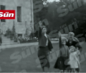 Scandal in UK. Tabloidul The Sun a publicat imagini de arhiva cu Regina Elisabeta in timp ce executa salutul nazist. VIDEO