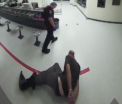 Politist din Florida, suspendat dupa ce a umilit un barbat arestat. Momentul petrecut in sectie a fost filmat de camere