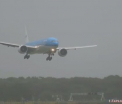 Imagini spectaculoase filmate in Olanda. Un pilot reuseste o aterizare la limita, in conditii de COD ROSU de furtuna - VIDEO