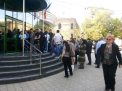 Registrul, luat cu asalt de moldoveni. S-a format coada in fata oficiului inca de la primele ore ale diminetii. FOTO