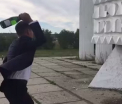 Ce a patit un barbat dupa ce a aruncat o sticla de sampanie intr-un zid. Nu se astepta in nicio secunda sa se intample asta