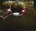 Turist, pe jumatate gol, dornic de senzatii tari: a stat pe portbagajul unei decapitabile care mergea cu 100 de km pe ora