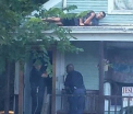 Fotografia s-a viralizat. Un suspect, cautat de politie prin casa timp de 10 minute, statea ascuns pe acoperis