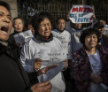 Cazul MH370. Proteste ale familiile pasagerilor, nemultumite de ancheta obiectelor gasite pe Insula Reunion. VIDEO