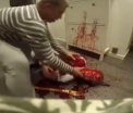 Momentul in care un barbat isi gaseste amicul intr-o baie de sange, cu un topor langa el. Farsa care l-a speriat de moarte - VIDEO