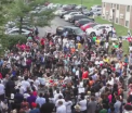 Proteste violente in Ferguson. 20 de focuri de arma si un ranit, la implinirea unui an de la moartea lui Michael Brown