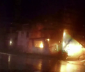 O casa din SUA a explodat dupa ce o masina a intrat in conducta de gaz. Imaginile surprinse de o camera de bord: VIDEO