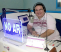 Un DJ din Brazilia a fost impuscat in cap chiar in timp ce era in emisie la radio. Era cunoscut pentru mesajele anticoruptie - VIDEO