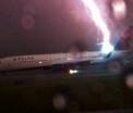 Un avion a fost lovit de fulger, pe un aeroport din Atlanta. Un pasager a surprins imagini SPECTACULOASE - VIDEO