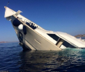 Panica in insula greceasca Mykonos. Un iaht de 6 milioane de dolari s-a scufundat, avand la bord patru persoane. VIDEO