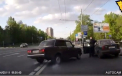 Tot internetul rade de el! Ce pateste un smecher cu Lada, care incearca sa puna la punct un sofer. VIDEO