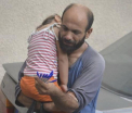 Un refugiat care vindea pixuri pentru a cumpara mancare a strans 17.000 de dolari in 3 ore dupa ce poza a devenit virala