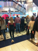 VIDEO. Noaptea "reducerilor" la un mall din Chisinau. Sute de oameni au luat cu asalt centrul comercial