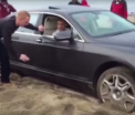 A intrat cu un Bentley de 160.000 de euro pe plaja si a ramas blocat in nisip. A urmat un cosmar pentru soferul excentric