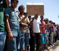 Imaginea tragicomica surprinsa de un fotograf, in Grecia. Imigrantii care au nevoie de "Halep". FOTO
