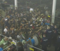Politia ungara, filmata in secret aruncand mancare catre migranti: "E ca si cum ai hrani animale inchise intr-un tarc" VIDEO