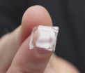 Seringa ar putea deveni istorie. Un plasture cu ace minuscule, testat cu succes pentru administrarea unui vaccin anti-gripal