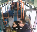 Trei romani, filmati in timp ce jefuiau o batrana intr-un autobuz, in Marea Britanie. Ce sanctiuni au primit. VIDEO