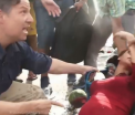 Momentul in care o refugiata insarcinata in 9 luni se prabuseste la pamant, la picioarele unui reporter american. Ce a urmat