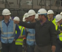 Printii William si Harry, muncitori in constructii. Cei doi au ajutat la renovarea unor locuinte sociale din Manchester - VIDEO