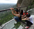 Primul pod suspendat, din sticla, din China a fost inaugurat. Structura se clatina usor la deplasarea turistilor. FOTO