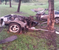 Accident infiorator produs de un tanar de 20 de ani. Ce s-a intamplat cu el dupa ce si-a rupt masina in doua. FOTO