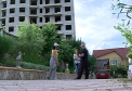 Scandal la Durlesti. O familie, INDIGNATA de constructia unui bloc de langa casa lor: "O sa cada ceva peste noi"