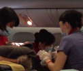 O femeie a nascut in avion, la 9000 de metri altitudine, ajutata de echipaj si pasageri. Momentul incredibil a fost filmat