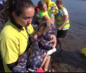 Drama unei familii afgane care a sosit in Grecia cu barca, pe vant si ploaie. Ce s-a intamplat cu copilul lor de 2 ani