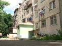 Reconstructia mansardei bate pasul pe loc. Locatarii nu stiu cum sa mai stea in apartamentele pline cu igrasie